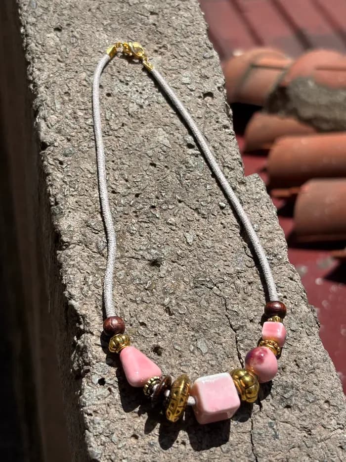 Pembe Taş Metal Detaylı Kolye