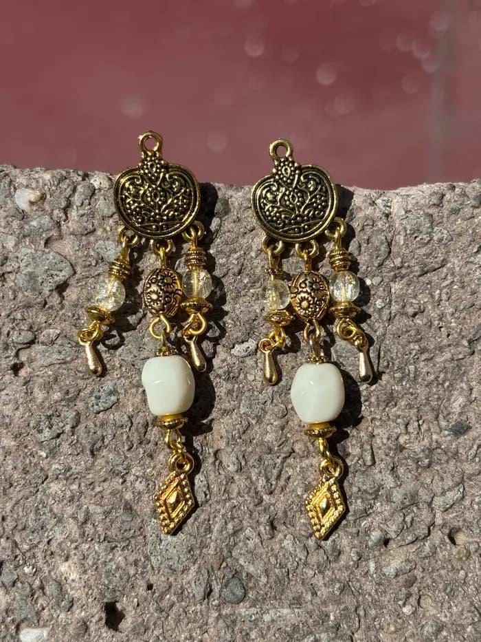 Vintage Beyaz Taş Altın Filigre Küpe