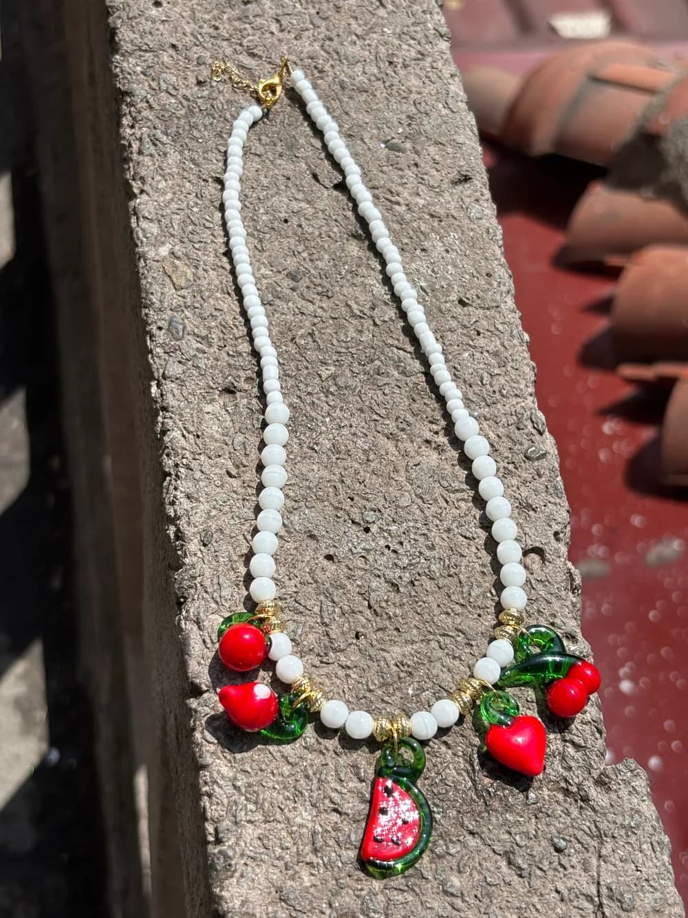 Kırmızı Çilek Charm Beyaz Boncuk Kolye