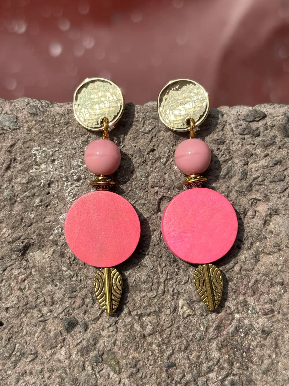 Pembe Cam Dairesel Sallantılı Küpe