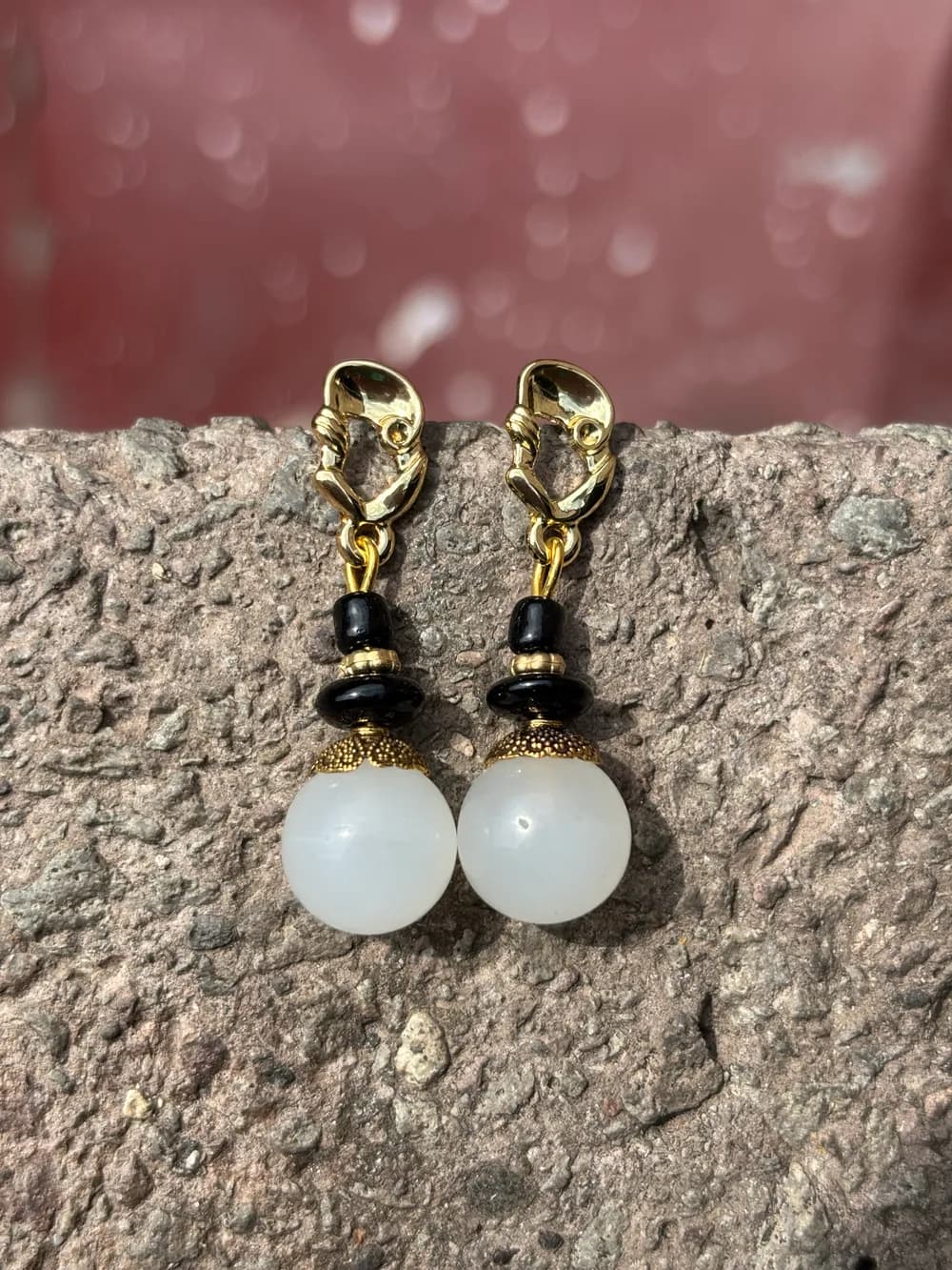Klasik Beyaz Opak Boncuk Sallantılı Küpe