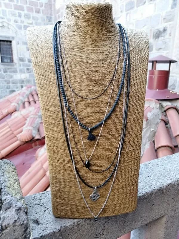 Siyah Metal Üçlü Katmanlı Sarkıtlı Kolye 1