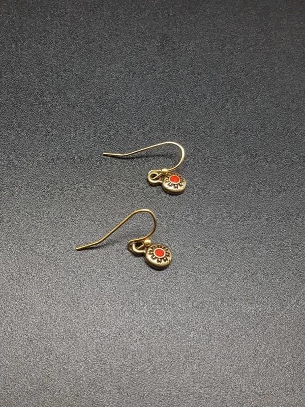 Altın Renkli Charm Sallantılı Küpe 1