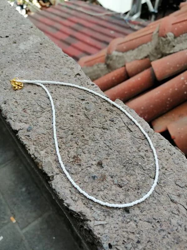 Minimalist Beyaz İp Altın Aksamlı Kolye 1