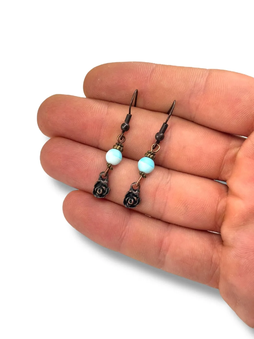 Turkuaz Cam Siyah Metal Sallantılı Küpe 1