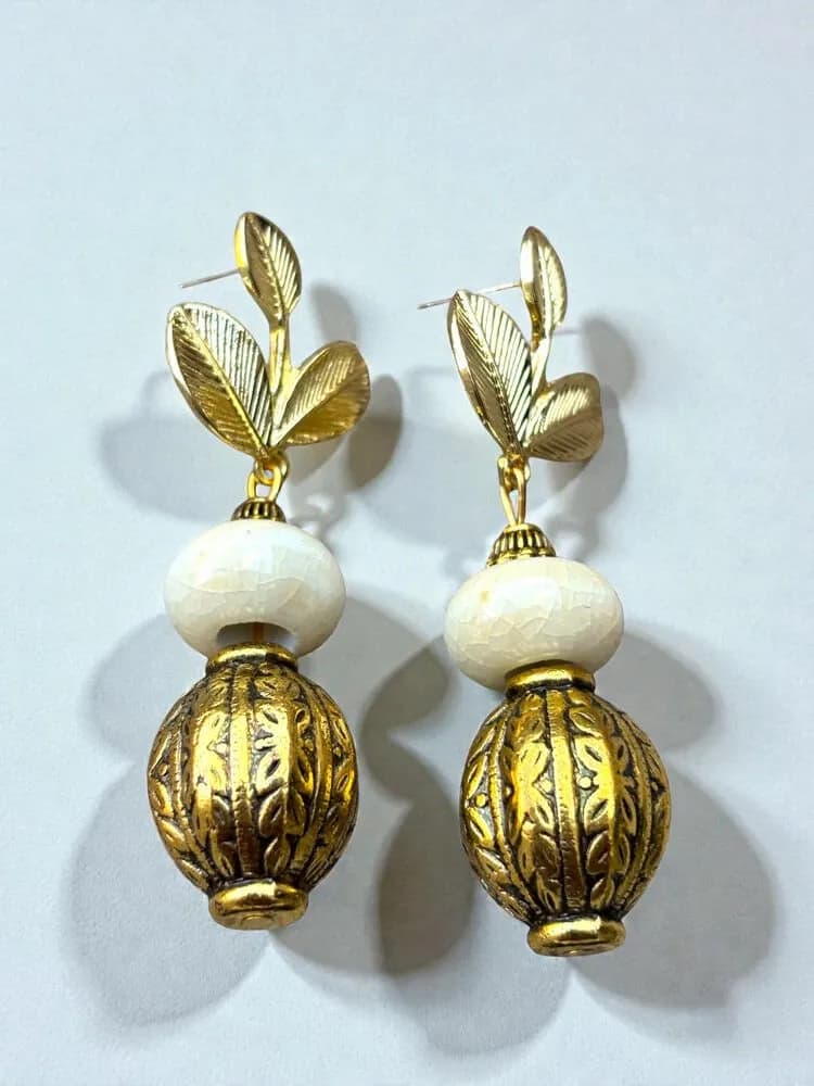Vintage Altın Metal Yaprakli Krem Küpe 1