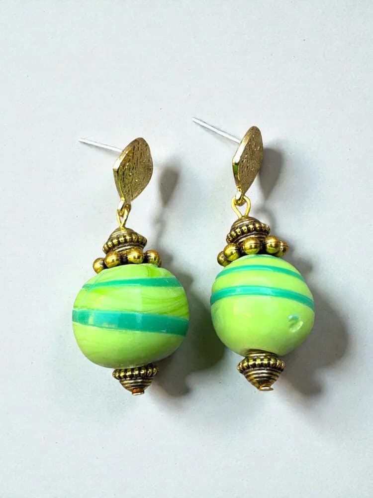Neon Yeşil Striped Cam Boncuk Küpe 1