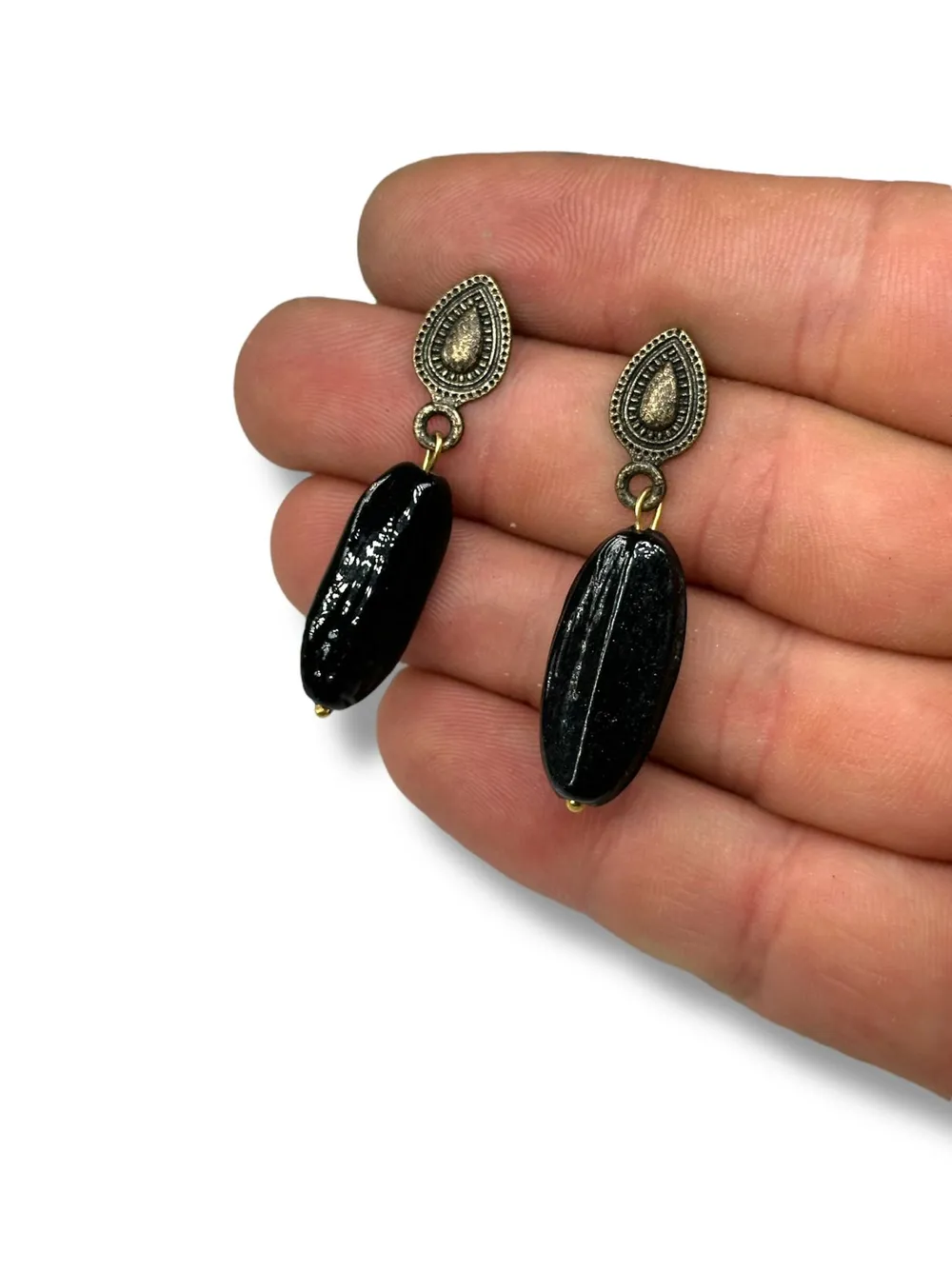 Siyah Oval Taş Sallantılı Küpe 1