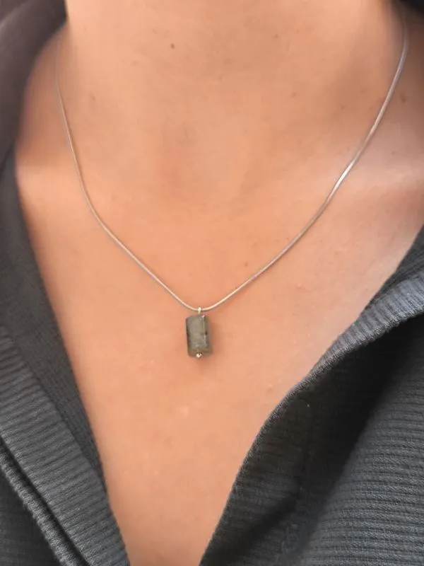 Minimal Kuvars Sarkıtlı Kolye 1