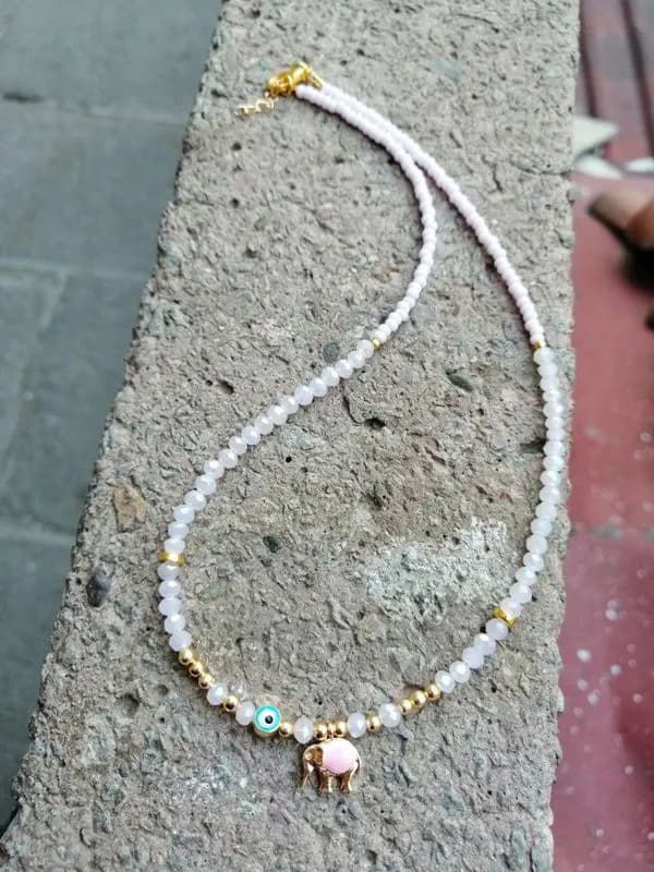 Minimalist Beyaz Boncuk Altın Charm Kolye 1