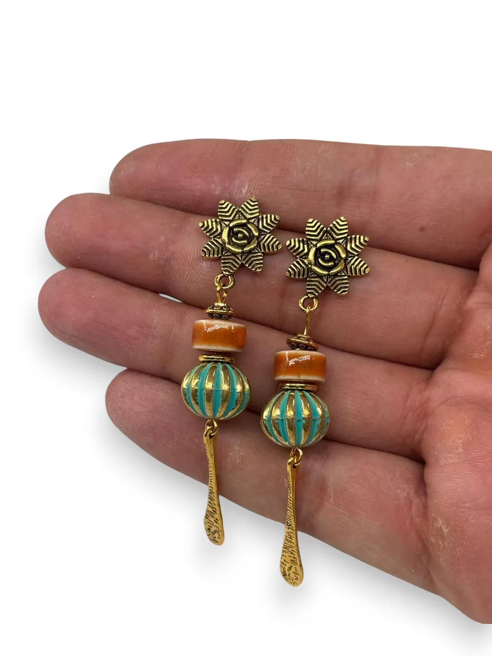 Etnik Yeşil Cam Merkezli Metal Küpe 1