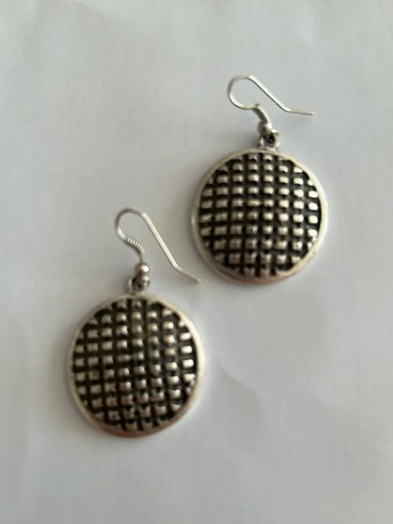 Ağ Desenli Gümüş Metal Küpe 1