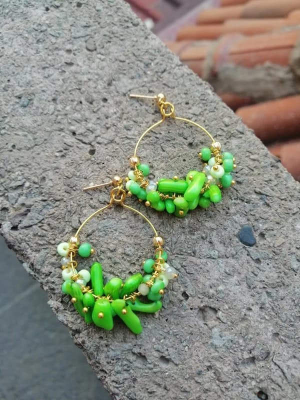 Neon Yeşil Boncuk Sallantılı Küpe 1