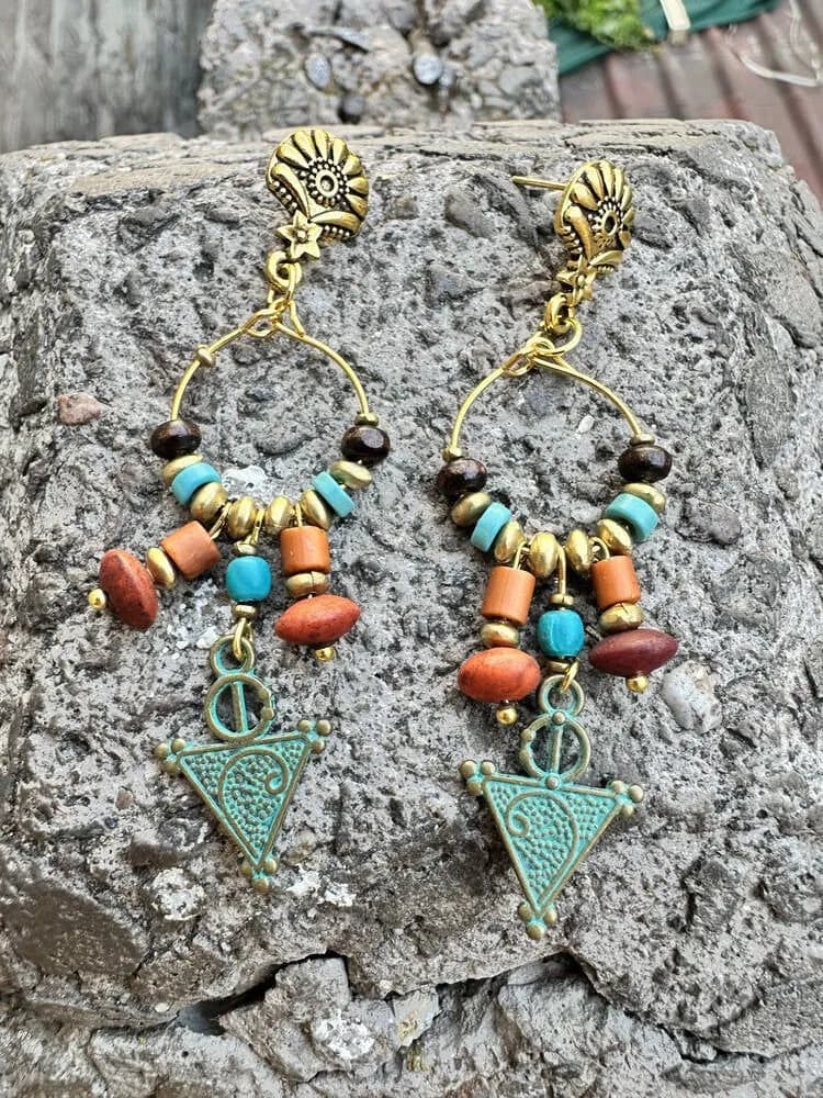 Etnik Taş ve Metal Üçgen Sarkıtlı Küpe 1