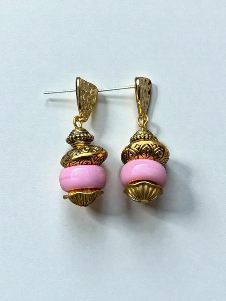 Pembe Vintage Metal Sallantılı Küpe 1