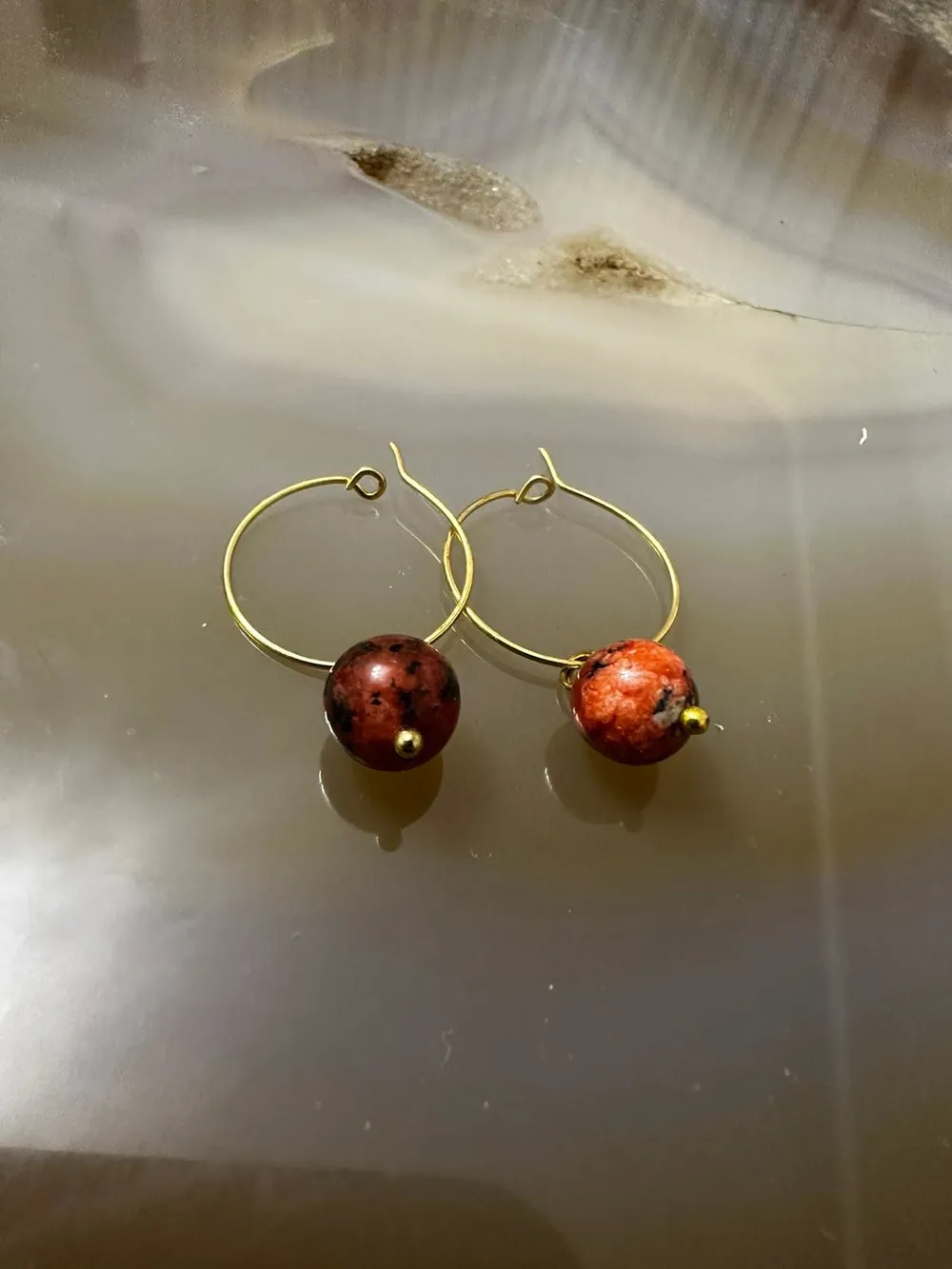 Bordo Metalik Kristal Sallantılı Küpe 1